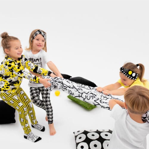Zabawa dzieci w przeciąganie liny, stroje w koty dzikie pląsy żółty czarny biały