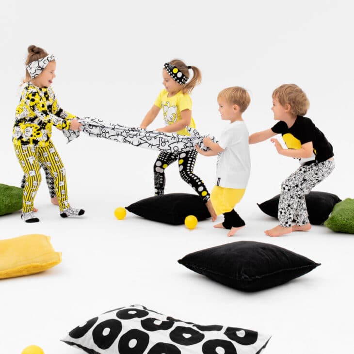 Zabawa dzieci w przeciąganie liny, stroje w koty dzikie pląsy żółty czarny biały