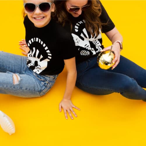 t-shirt kotek zębatek chillout nastolatka z mamą jeansy z dziurami