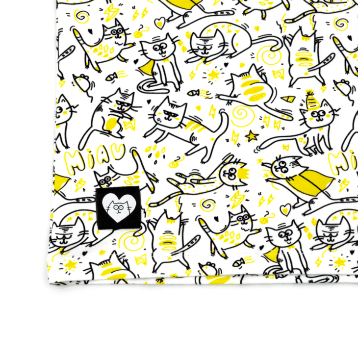 T-shirt w kotki doodle zbliżenie na pattern metka kot w sercu