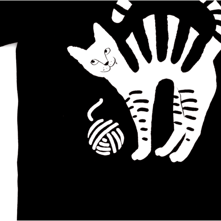 Kotek zębatek na koszulce dzikie pląsy zbliżenie