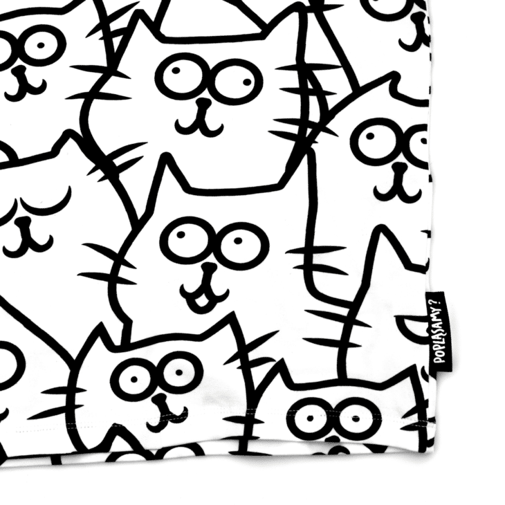 t-shirt dziecięcy w koty zbliżenie na wzór