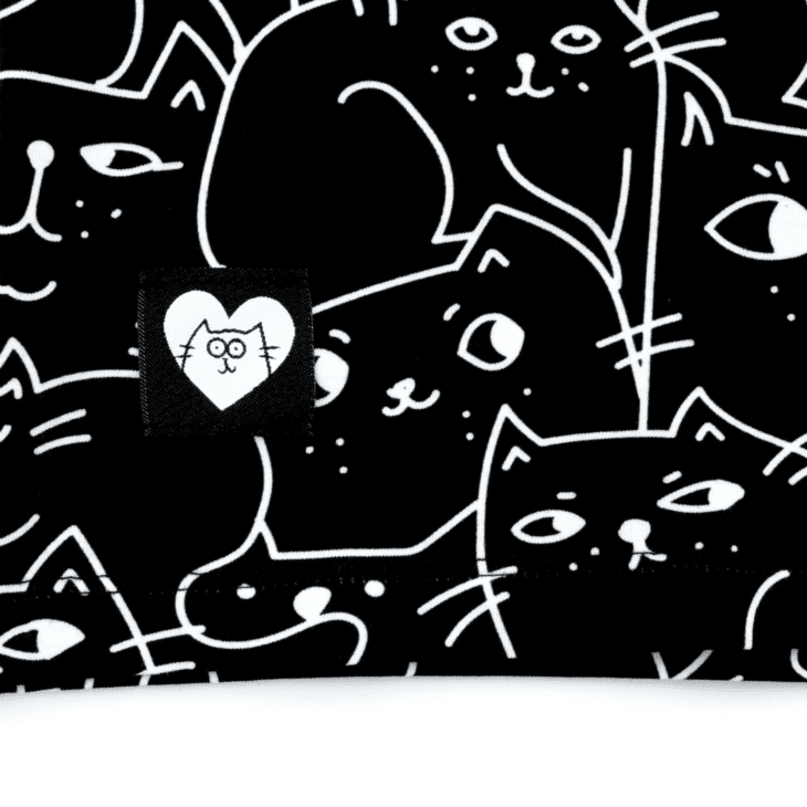 Czarna koszulka w koty metka kot pląs w sercu