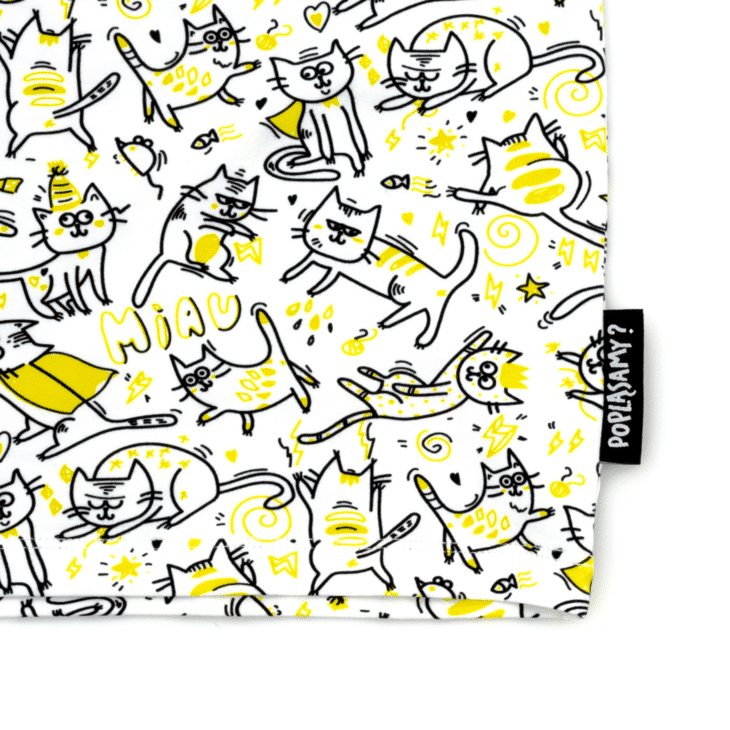 T-shirt w kotki doodle zbliżenie na pattern metka popląsamy