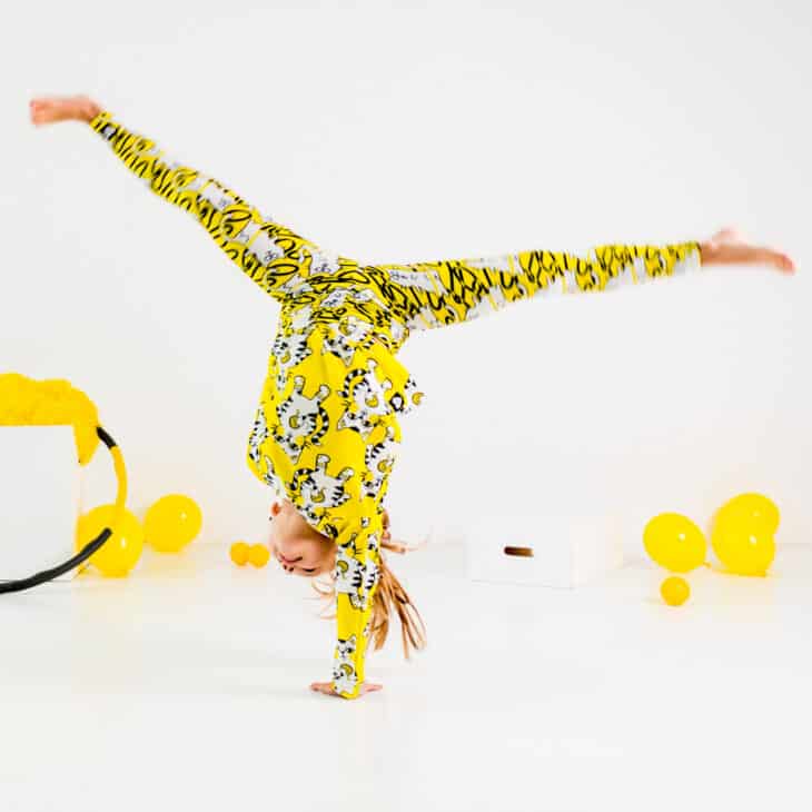 akrobacje w getrach hulakot i bluzce kotki w skarpetkach, gwiazda na jednej ręce, żółty strój